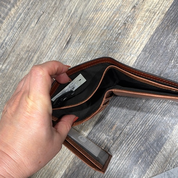 - Fossil wallet for men - Picture 9 of 11